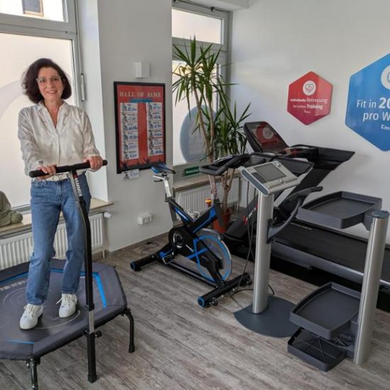 39674689-inhaberin-bianca-gorski-hat-an-der-grossen-strasse-die-perfekten-raeumlichkeiten-fuer-ihr-allerfit-studio-gefunden-QK73